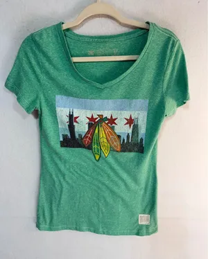 Retro Brand Chicago Blackhawks NHL Skyline V-Neck T-Shirt Women's Medium Green thumbnail 1