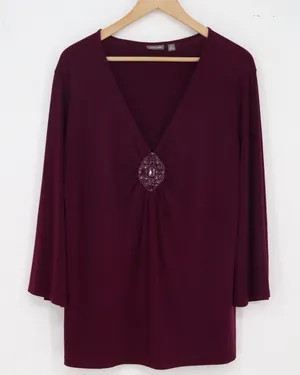 Apt. 9 Blouse Womens 1X V-Neck Burgundy Rhinestone Medallion Stretch Excellent thumbnail 1