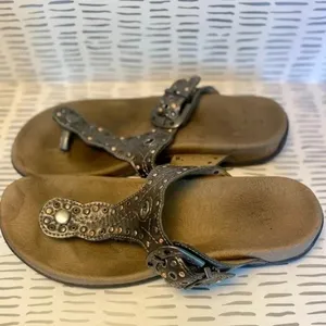 Taos Siren Womens Pewter Metallic Leather Studded Comfort Arch Support Sandals 7 thumbnail 2
