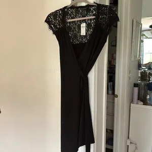Banana Republic Black Lace Wrap Dress NWT XS thumbnail 3