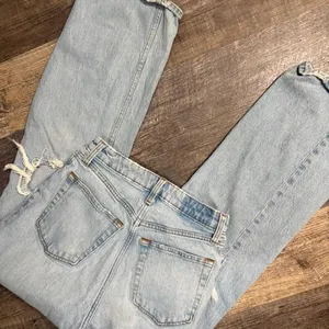 Abercrombie‎ & Fitch light wash distressed denim jeans Size 26 thumbnail 3