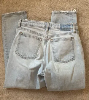 Abercrombie High Rise Mom Jean thumbnail 6