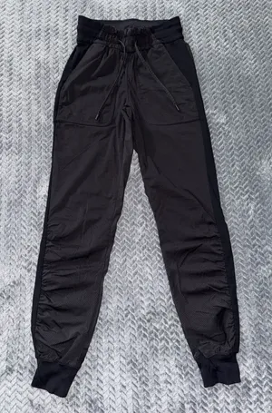 Lululemon Women's Beyond The Studio Joggers Black Pull On Size 0 thumbnail 1