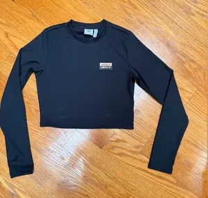 🌸adidas women Black Ribbed Crew Neck Patch Logo Top thumbnail 1