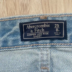 Abercrombie Fitch Blue Embroidered Floral Distressed Denim Shorts Women thumbnail 4