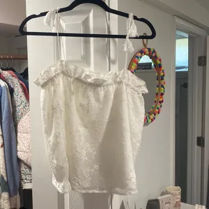 Cupcakes & cashmere womens size M white lace sleeveless flounce crop top blouse thumbnail 3