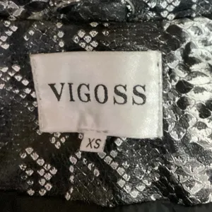 Vigoss Black Faux Leather Snakeskin Asymmetrical Zipper Long Sleeve Jacket Sz XS thumbnail 3
