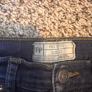 Free People Distressed Skinny Jeans Size‎ 27 Ripped Knee Dark Wash Denim thumbnail 2