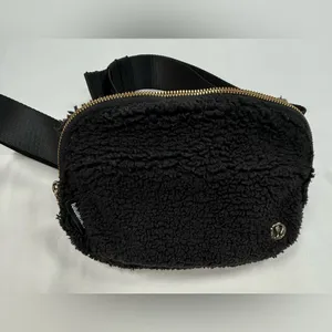 lululemon athletica Black Sherpa Crossbody Belt Bag thumbnail 16