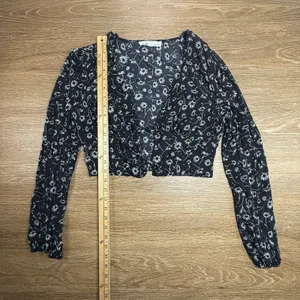 Elodie Womens M Floral Crop Top Black White Daisy Long Sleeve Rayon Cottagecore thumbnail 7