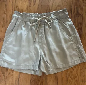 NEW LOFT High-Waist Drawstring Casual Shorts in Light Beige size S thumbnail 1