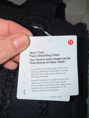 NWT Lululemon Boxy Tote Black‎ Sherpa thumbnail 3