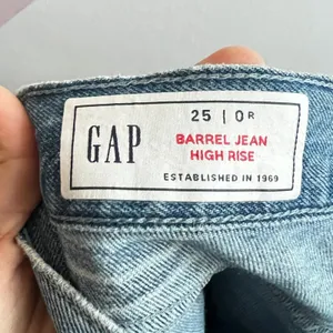 Gap Barrel‎ High Rise Jeans Regular Womens Size 25 / 0R Blue Denim Distressed thumbnail 3