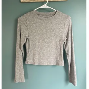 TikTok Famouse Heather Gray Long Sleeve Crop Top Shirt thumbnail 2