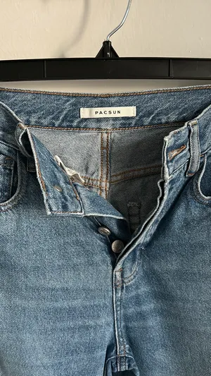 Women’s 90s Boyfriend Style Medium Wash Denim Raw Hem Jeans thumbnail 3