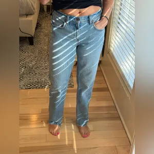 Abercrombie & Fitch 90s Straight denim jeans in a light wash with a raw hem! thumbnail 3