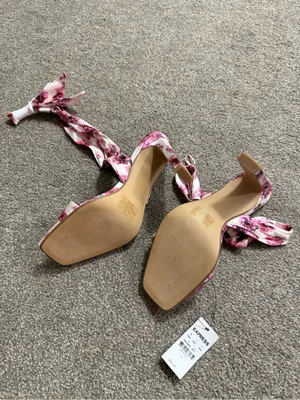 NWT Express Vibrant Pink and White Retro Floral High Heel Sandals size 7.5 thumbnail 2