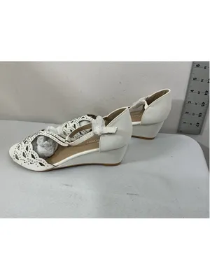 Womans New In Box Forever Link Blaze Strappy Wedge Sandals Size 7 White thumbnail 3