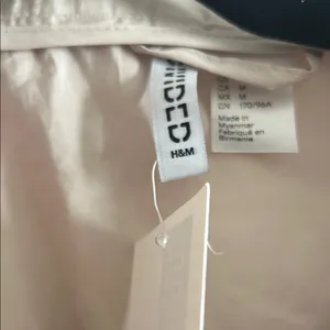 H&M NWT Light Taupe Women's Windbreaker Jacket with Contrast Piping thumbnail 6
