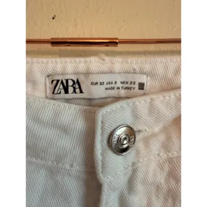 Zara Jeans Women Size‎ 0 White Straight Leg Raw Hem High Waisted Denim Pants thumbnail 3
