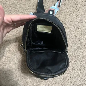 Anthropologie Urban‎ Originals Vegan Leather Sling Bag Geometric Black Strap thumbnail 6
