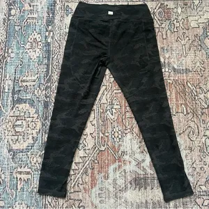 Vuori Clean Elevation Leggings Black Camo Size Medium 7/8 Length thumbnail 9