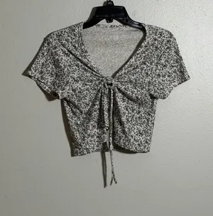 American Eagle Women Tie-Front Floral Summer Crop‎ Top White/Black size M thumbnail 1
