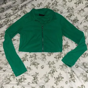 Pretty Little Thing green crop jacket  thumbnail 1