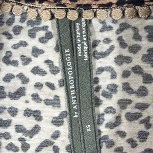 Anthropologie Leopard Print Oversized High-Low V-Neck Top OB1982790 Tan‎ XS thumbnail 2