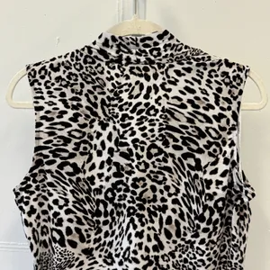 Calvin‎ Klein Leopard Animal Print Sleeveless V-Neck Blouse Top White Black Med thumbnail 5