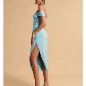 Womens Abercrombie & Fitch Off-The-Shoulder Ruched Midi Dress BLUE SMALL thumbnail 3