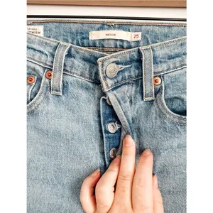 Levi’s Wedgie High Rise Light Wash Jeans Size 25 thumbnail 3