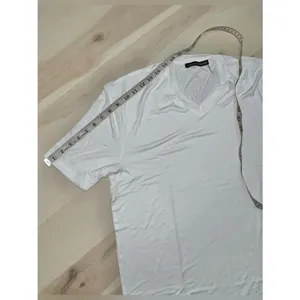 Naked Wardrobe NEW Women’s Oversized Medium White V-neck T-shirt thumbnail 3