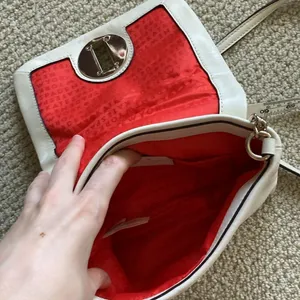 Kate Spade Aster Court Naomi Crossbody Bag Purse Quilted White Red Lining VEUC thumbnail 11