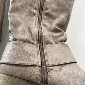 Beige taupe knee high boots Women’s size 6 zips up large buckle damaged thumbnail 3