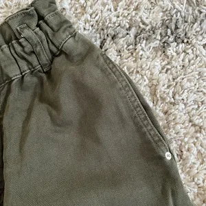 EUC ZARA Paperbag Barrel Jeans Olive Green thumbnail 3