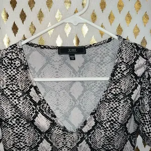 Vibe Snakeskin crop top puff sleeve size XS￼ thumbnail 3