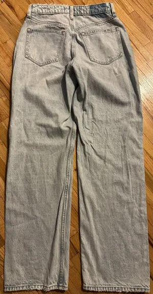 NWOT Abercrombie Curve Love High Rise Loose Jean in Light Wash thumbnail 3