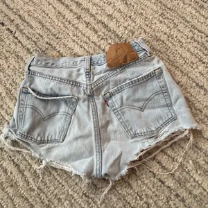Vintage Levi Distressed Denim Shorts size 24 thumbnail 2