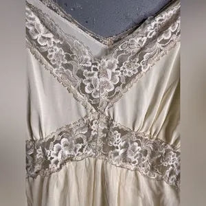 Vintage nightgown with lace detailing in size Small thumbnail 4