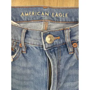 American Eagle Baggy Jean Womens 4 Light Wash Distressed High Rise Ripped Denim thumbnail 8