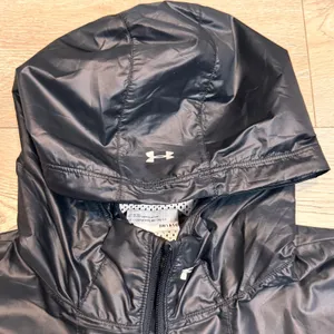 Under Armour Womens Black Hooded Lightweight Vest Athletic Running Gym Small S‎ thumbnail 3
