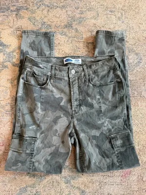 Old Navy Women’s Camouflage Skinny Stretchy Cargo Pants thumbnail 1