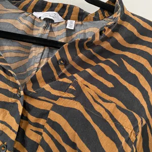 & Other Stories Zebra Print Blouse Size 2 Oversized Boho Chic Animal Print thumbnail 5