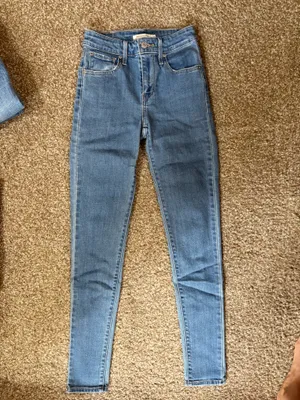 Levi’s 721 High-Rise Skinny Jeans thumbnail 2