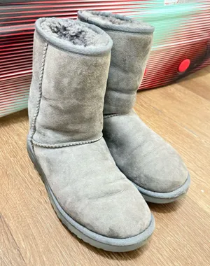 UGG Women's Classic GRAY SUEDE Short Boots Size 8 GUC thumbnail 1