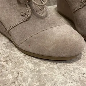 Toms Kala Desert Wedge Bootie Size 7.5 Suede Taupe Lace Up Boot thumbnail 12