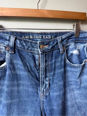 American Eagle Mom Jeans Women’s 8 Regular Medium Wash Distressed Raw Hem thumbnail 2