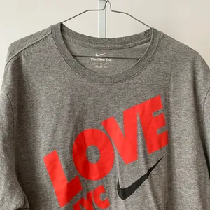 Nike‎ XL Gray T-Shirt Love NYC Graphic Swoosh Logo Sportswear Tee thumbnail 2