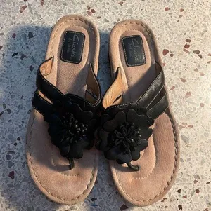 Clarks Artisan Black Leather Flower Sandal Sz 8.5 thumbnail 1